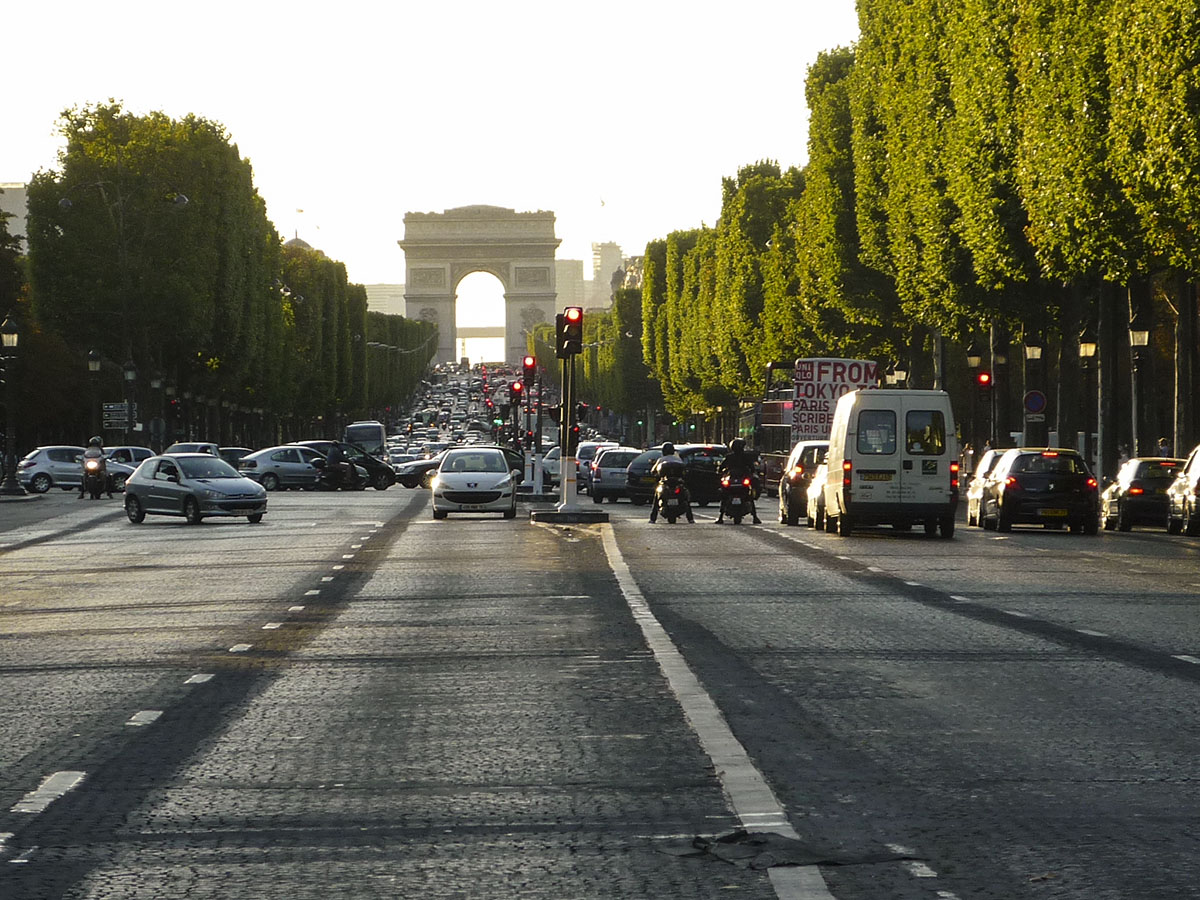 Vistas del Arc de Triomph desde Avenida Champs Elysees