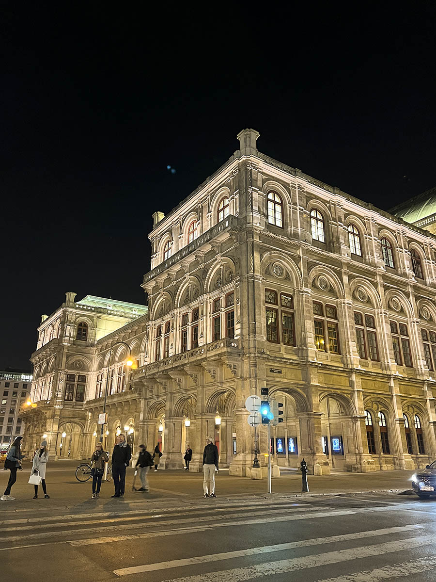 fachada opera viena de noche