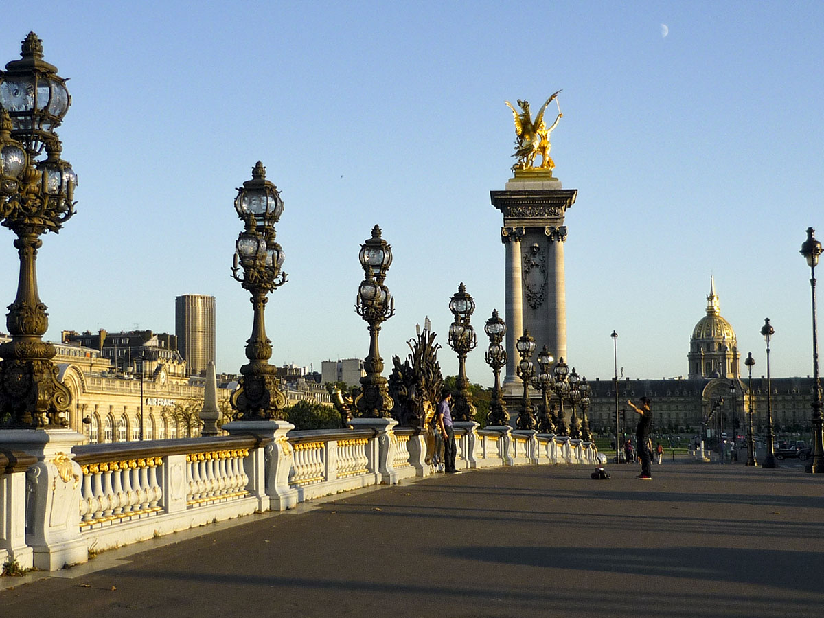 Puente de Alexander III, estatuas y farolas