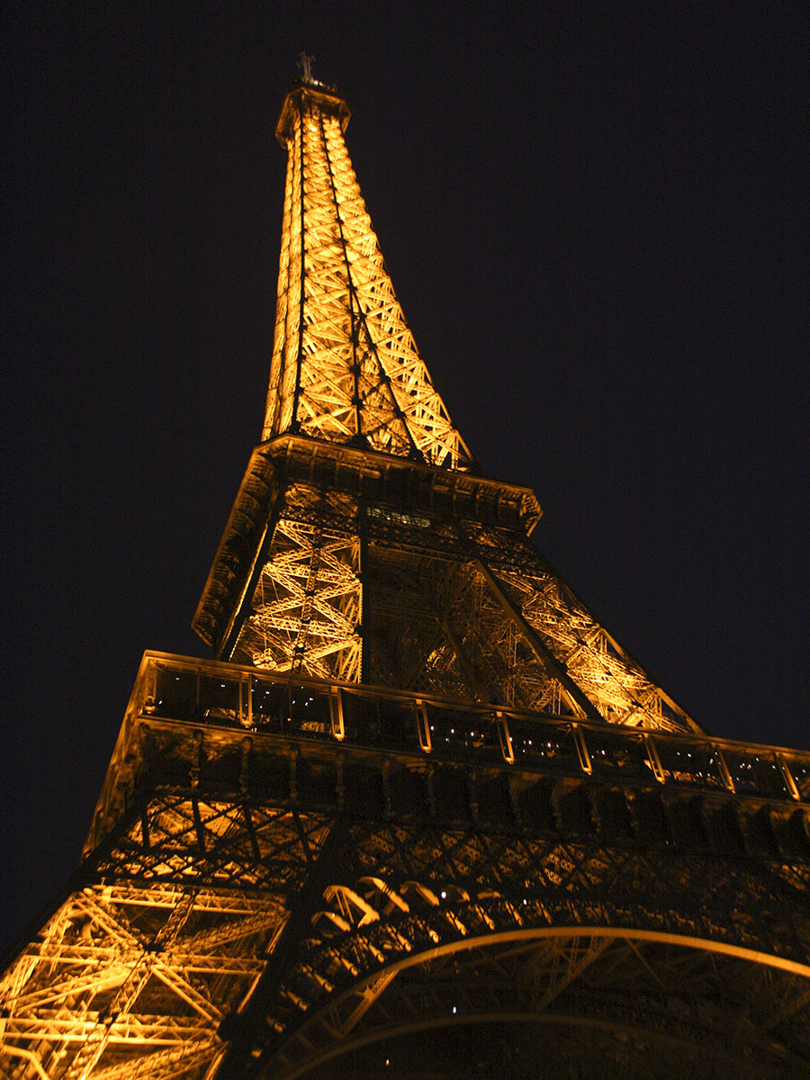 Torre Eiffel de noche iluminada