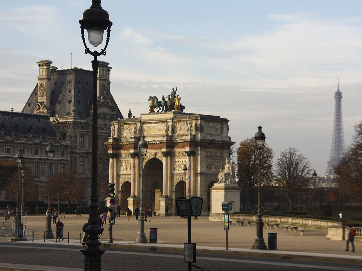 Arco de Triunfo Carrousel, entrada al Jardin de las Tuileries y Torre Eiffel al fondo